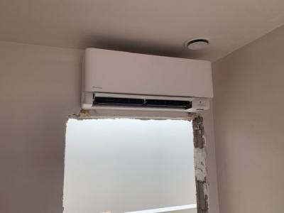 stylish wandmodel in slaapkamer